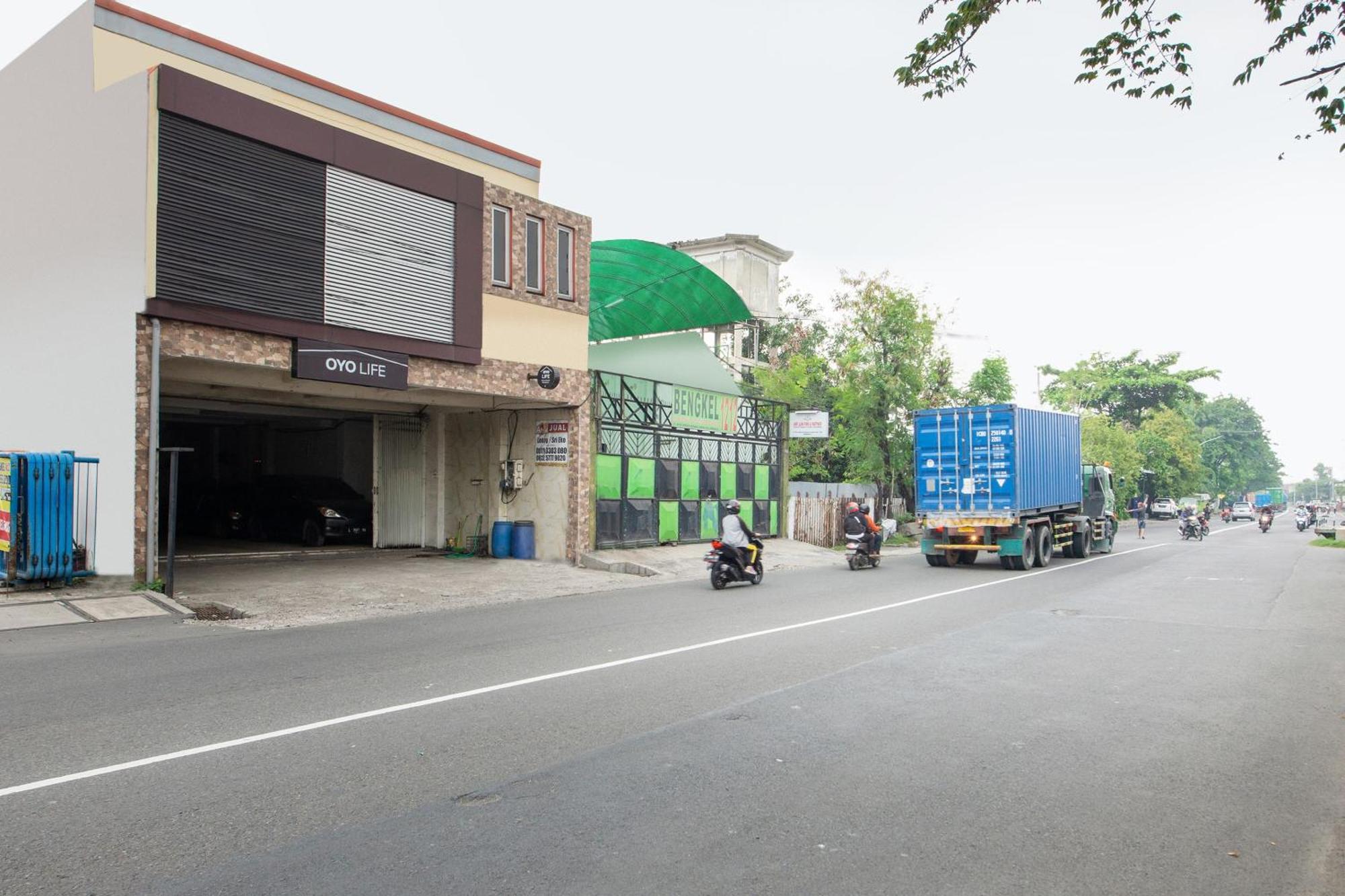 Oyo 1102 Griya Aisyah Syariah 1 Surabaya Exterior photo