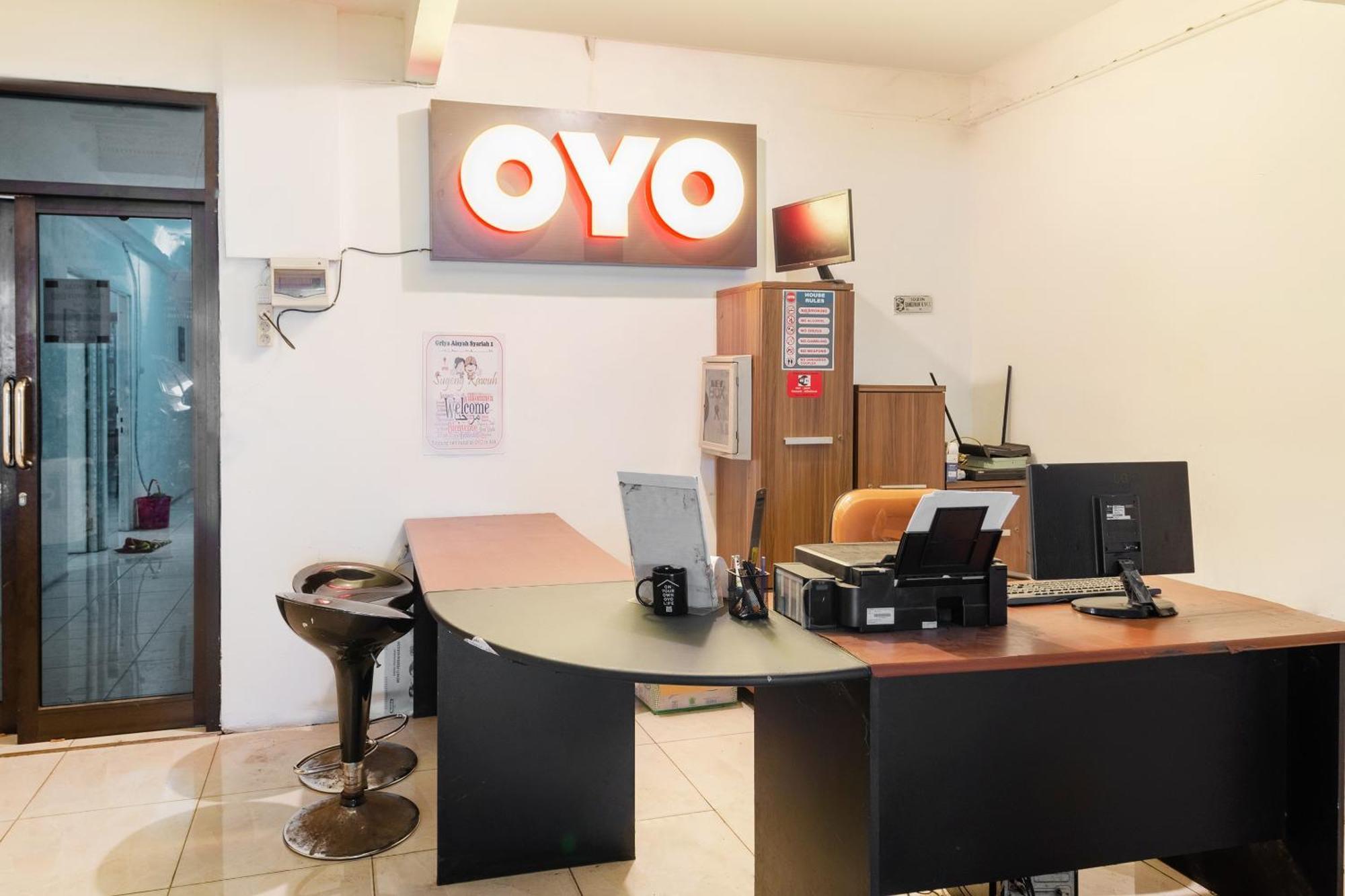 Oyo 1102 Griya Aisyah Syariah 1 Surabaya Exterior photo