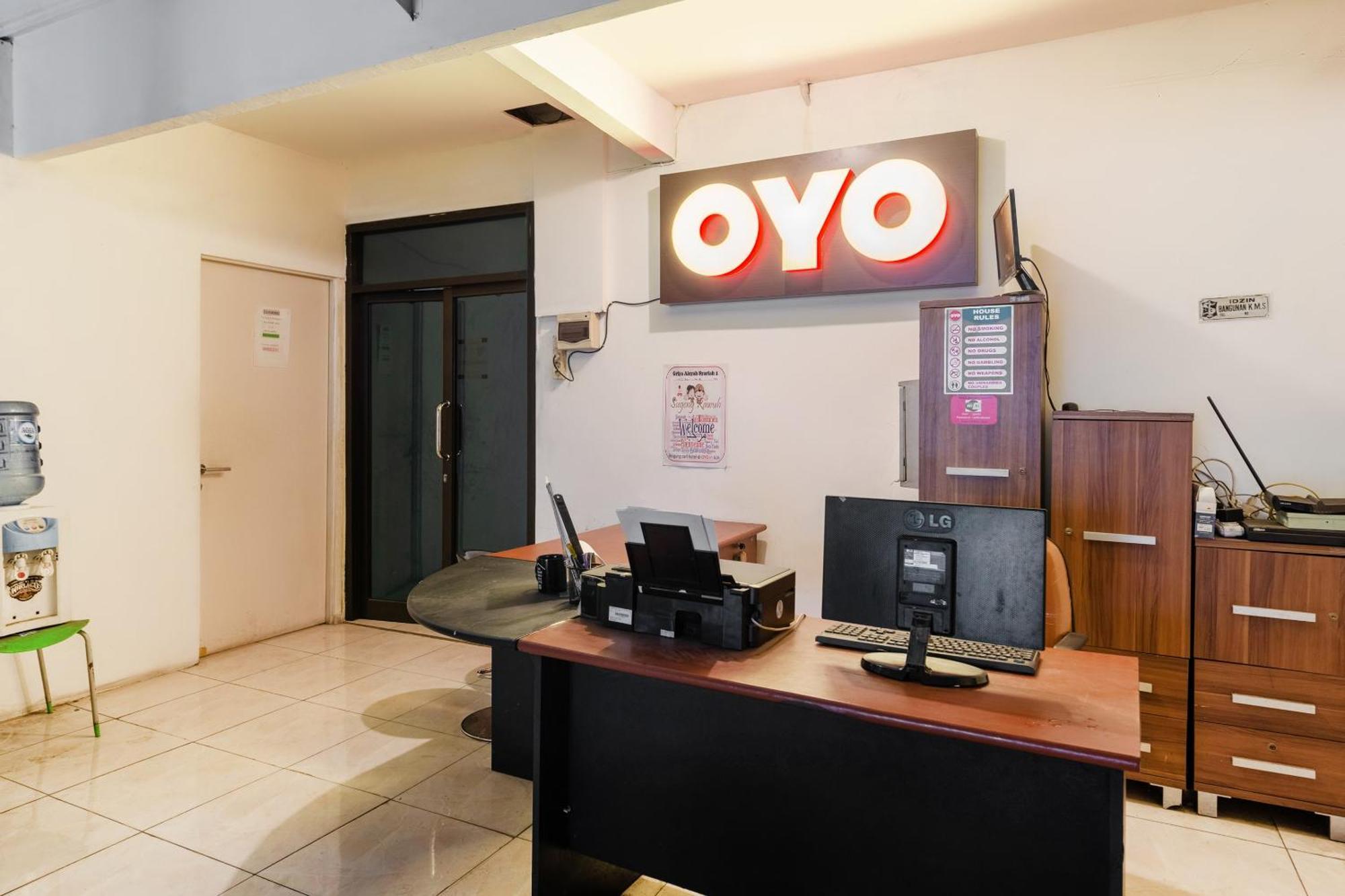 Oyo 1102 Griya Aisyah Syariah 1 Surabaya Exterior photo