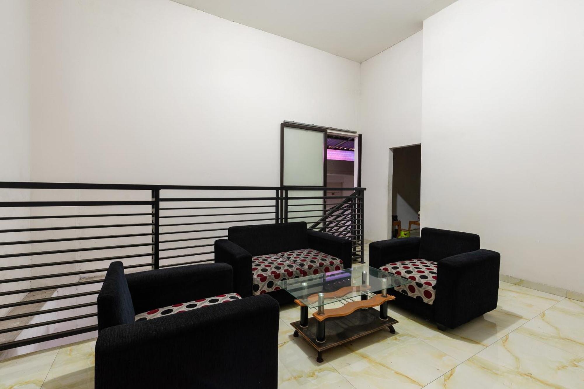Oyo 1102 Griya Aisyah Syariah 1 Surabaya Exterior photo